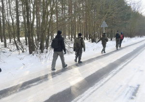 Uczestnicy rajdu w drodze na Podklasztorze
