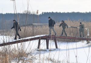 Uczestnicy rajdu na przeprawie przez rzekę Luciąża
