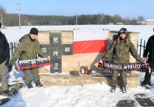 Uczestnicy rajdu pod pomnikiem 25 Pułku Piechoty Armii Krajowej