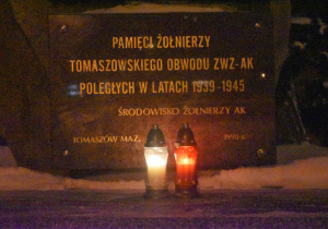 Zapalenie zniczy na Cmentarzu Wojennym