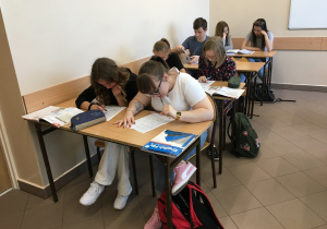 Zdjęcie przedstawia uczestników podczas wypełniania testu kończącego kurs