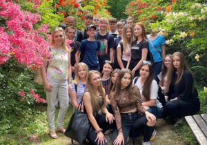 Uczniowie klasy 2CP wśród rododendronów