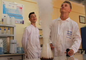 Ciekawe pokazy chemiczne przygotowane przez uczniów 1T