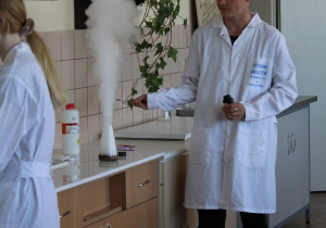Pokaz doświadczeń w laboratorium chemicznym