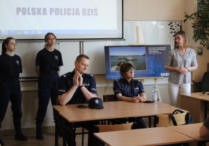 Prezentacja klasy policyjnej przez repetentów Komedy Powiatowej Policji oraz p.K.Pfau