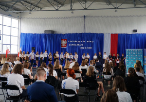 Uczestnicy uroczystości zakończenia roku