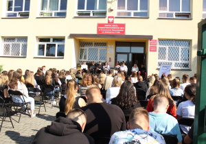 dziedziniec przed ZSP nr 8. Uczniowie słuchają lektury