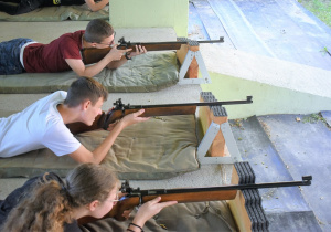 Strzelnica- uczniowie wykonują zadanie strzeleckie