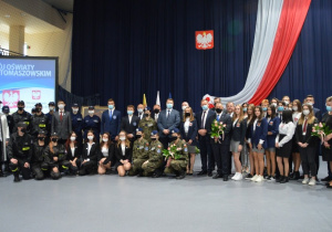 Na zdjęciu uczniowie tomaszowskich szkół ponadpodstawowych z Ministrem Edukacji i Nauki