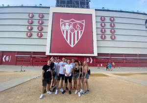 Uczniowie przed Estadio Ramón Sánchez Pizjuán.