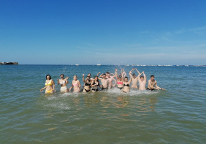 Młodzież podczas kąpieli w oceanie