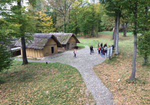 Uczestnicy wycieczki w Beskid Niski w skansenie