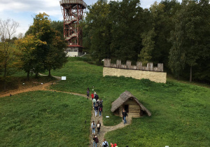 Uczestnicy wycieczki w Beskid Niski maszerujący szlakiem