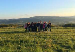 Uczestnicy wycieczki w Beskid Niski na Wzgórzu Franków pozują do zdjęcia