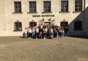 Uczestnicy wycieczki w Beskid Niski stoją przed budynkiem Muzeum Historycznego w Dukli