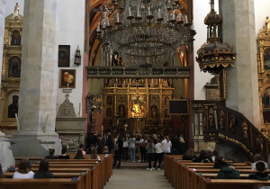 Uczestnicy wycieczki w Beskid Niski przed ołtarzem w Kościele Bożego Ciała w Bieczu.