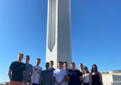 Grupa OZE przed wieżą w elektrowni słonecznej