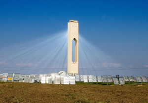 Wieża w elektrowni słonecznej Solúcar Complex w Sewilli