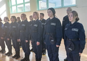 Na zdjęciu uczniowie klasy 2 mundurowej stojący w czasie konferencji