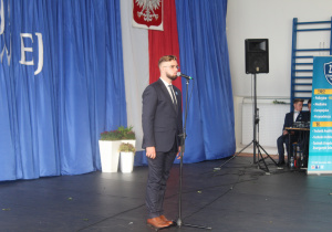 Daniel Wysokiński podczas występu wokalnego