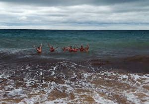 Chłopcy podczas kąpieli w Oceanie
