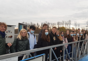Uczniowie wraz z opiekunami w Oczyszczalni Ścieków