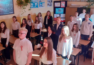 Uczniowie klasy 1A śpiewają hymn