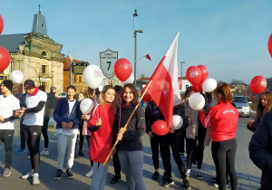 Uczennice z balonami i flagą podczas Biegu Niepodległości