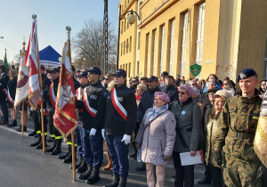 Sztandar szkoły wystawiany przez klasę II policyjną