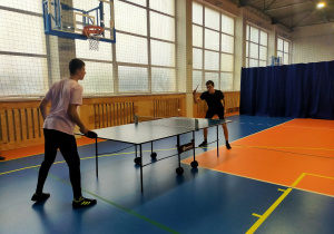 mecz tenisa stołowego pomiędzy Jankiem Krupińskim a Szymonem Witkiem