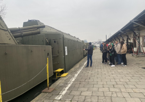 Uczniowie klasy I A przed pociągiem pancernym