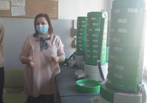 Kierownik Działu Kontroli Jakości Pani Agnieszka Smokowska- Marmur prezentuje uczniom badania próbek piasku w laboratorium Kopalni.