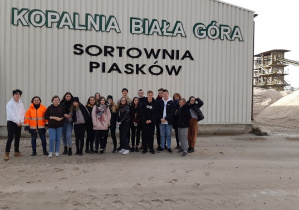 Uczniowie klasy 2TA wraz z Panią Barbarą Karasińską oraz Panią Agnieszką Smokowską-Marmur przed budynkiem Sortowni Piasków w Kopalni Biała Góra
