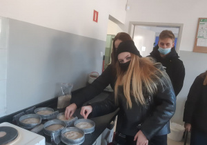 Uczennice klasy 2 TA w laboratorium Kopalni