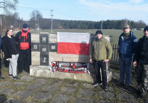 Uczestnicy Rajdu pod Pomnikiem 25 Pułku Piechoty Armii Krajowej