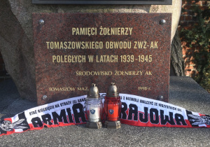 Znicze pod Tablicą Pamiątkową AK w Tomaszoiw Maz.