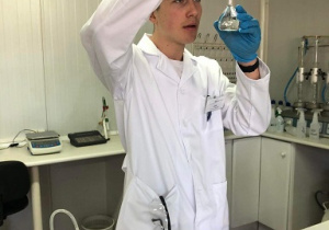 Jan Krupiński przygotowuje roztwór