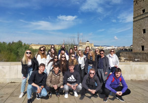 Uczestnicy przed Mostem Rzymskim