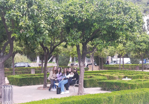 Dziewczyny odpoczywają w parku w centrum Malagi