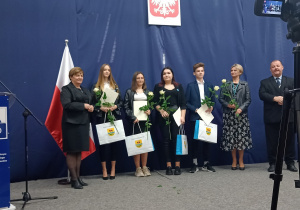Stypendyści z panem Starostą Mariuszem Węgrzynowskim, Członkiem Zarządu Powiatu p. Elżbietą Łojszyk i p. wicedyrektor Beatą Koch- Lubicką