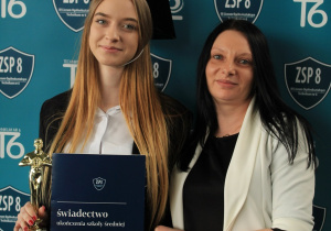 Absolwentka Roku Wiktoria Klauze, uczennica Technikum nr 6 wraz z mamą