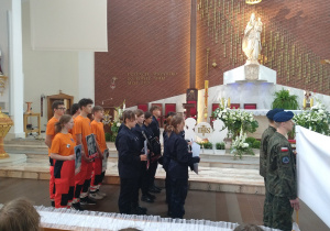Uczniowie klas 1C i 1P podczas uroczystości w kościele NMP Królowej Polski przy ulicy Słowackiego