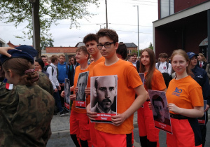 Uczniowie klasy 1C kolumnie przygotowującej się do I Marszu Żołnierzy Wyklętych