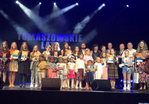 uczestnicy V konkursu "TOMASZOWSKIE LATO" na scenie