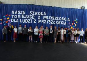 uczniowie, ze średnią ocen 4.75 i powyżej