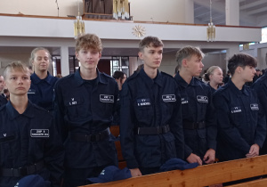 Uczniowie klasy drugiej mundurowej w czasie uroczystości w kościele pw. NMP Królowej Polski
