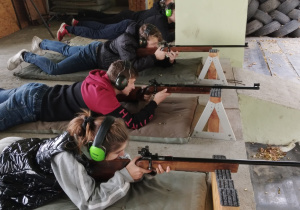 Uczniowie ZSPnr8 na strzelnicy