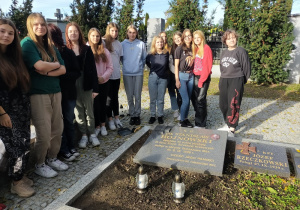 Uczennice 1P stoją przy gróbie płk.Stanisława Hojnowskiego