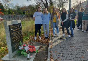 Uczennice 1P stoją przy pomniku gdzie poległ npłk.Stanisława Hojnowskiego