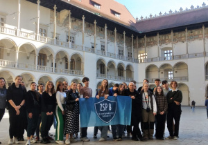Uczestnicy wycieczki na Zamku Królewskim na Wawelu